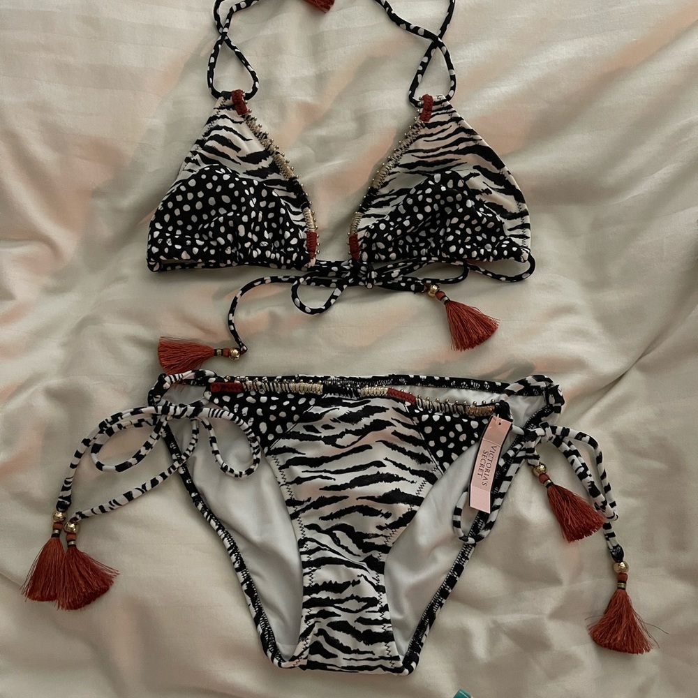 NWT Victoria’s Secret medium top and small bottom bikini